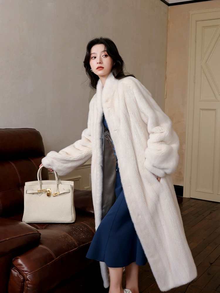 In winter, the new waterproof mink coat is thick and loose, and the fur coat is long and women's clothing.