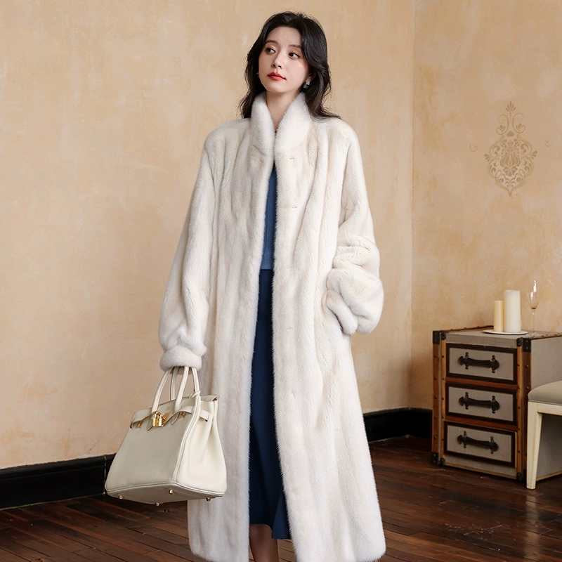 In winter, the new waterproof mink coat is thick and loose, and the fur coat is long and women's clothing.